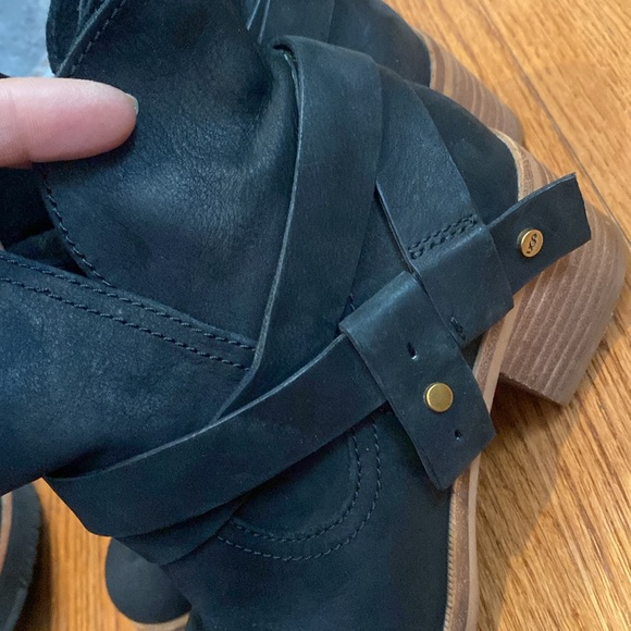 UGG Women's Elora Black Wrapped Leather Fashion Ankle Boots 1019148 6.5 - Picture 11 of 13